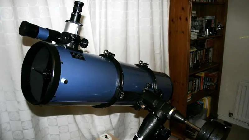 Newtonian Telescope on a mount photo credit Dan Meineck Flickr
